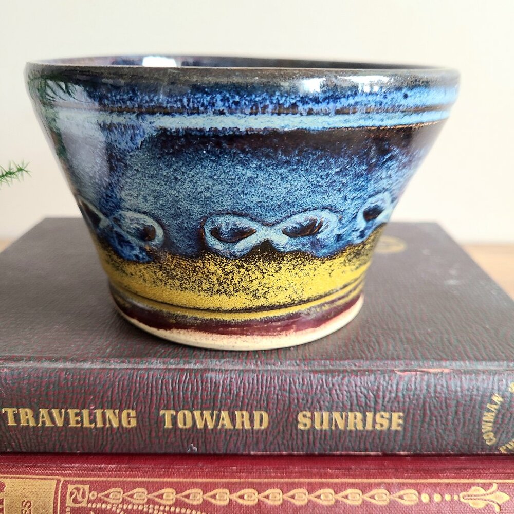 Hand made studio pottery. Ceramic bowl sighed by artist. - Picture 2 of 4